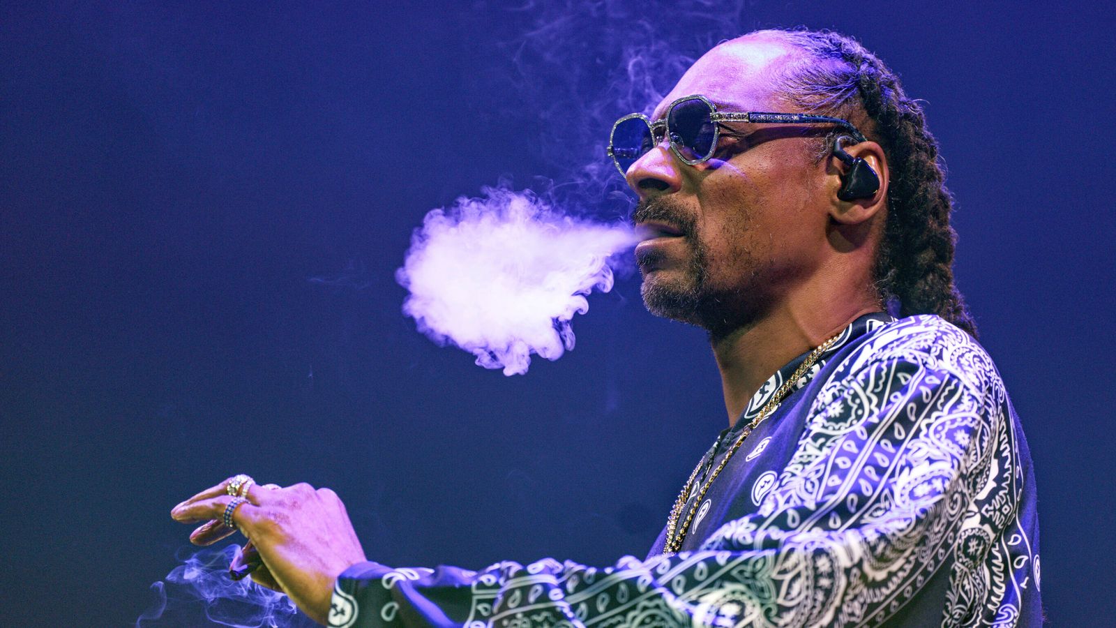 Umuraperi Snoop Dogg yatangaje ko yavuye ku itabi burundu