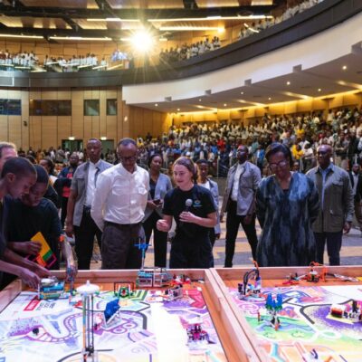 H.E Paul Kagame yahembye abanyeshuri bitabiriye irushanwa rya ‘First Lego League’- AMAFOTO